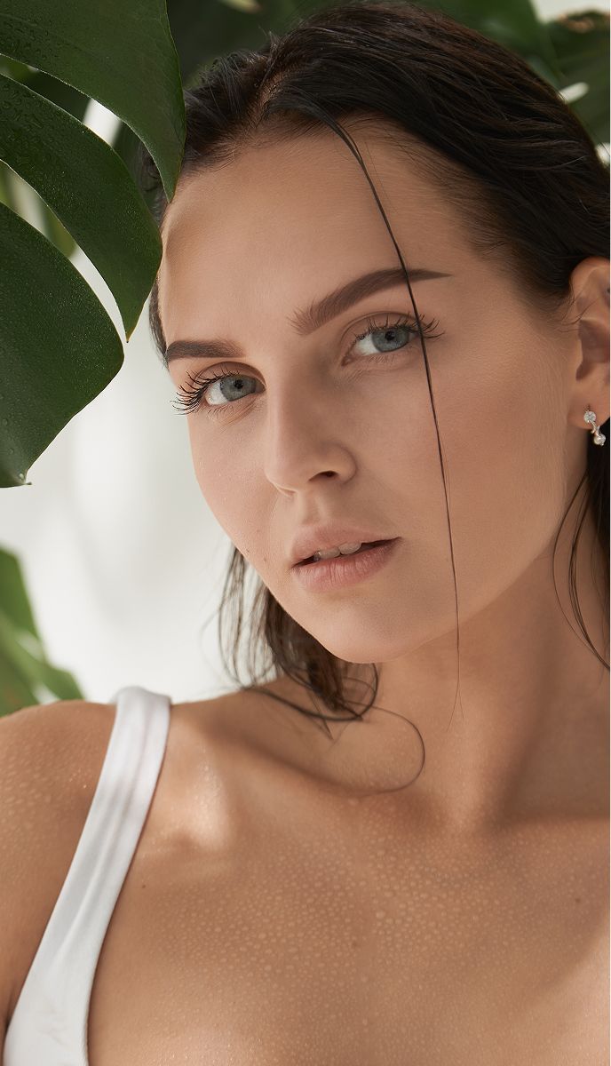Close-up of a woman with natural beauty.